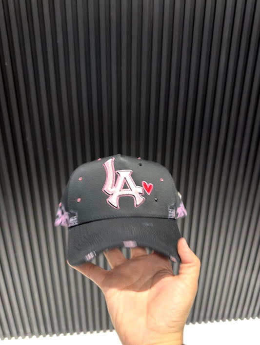 31 hats “XOXO”