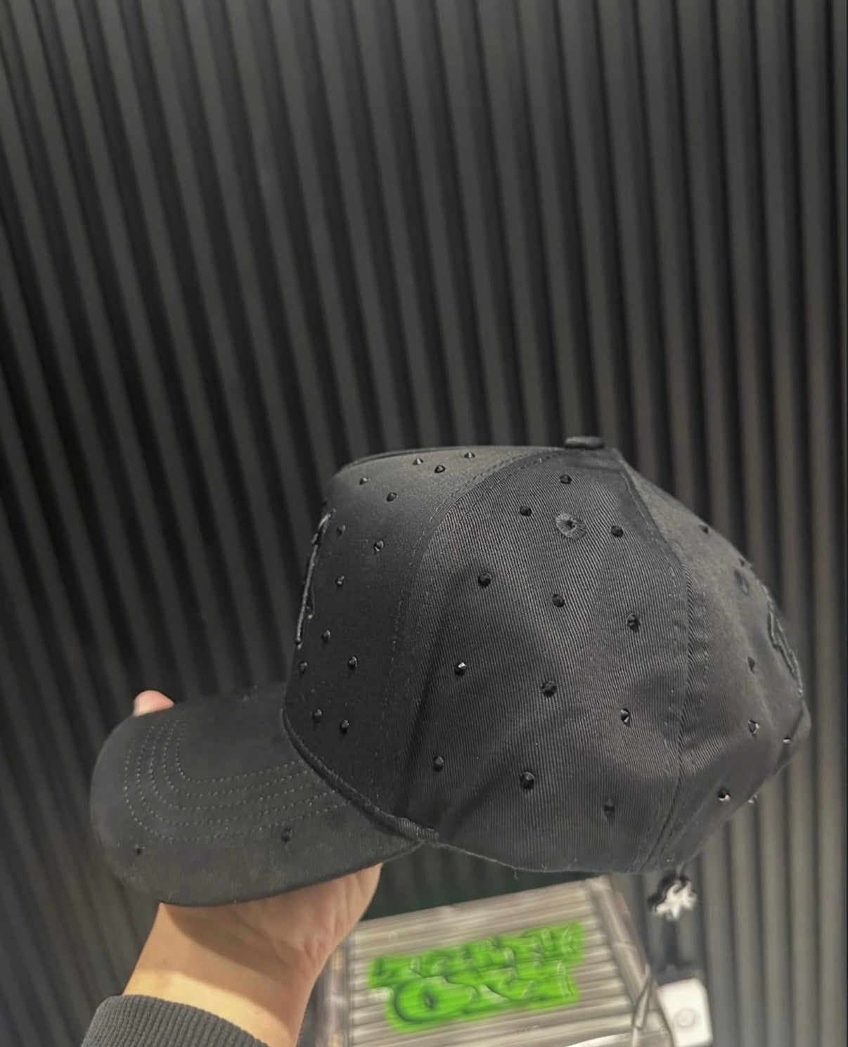 31 hats “blackout”
