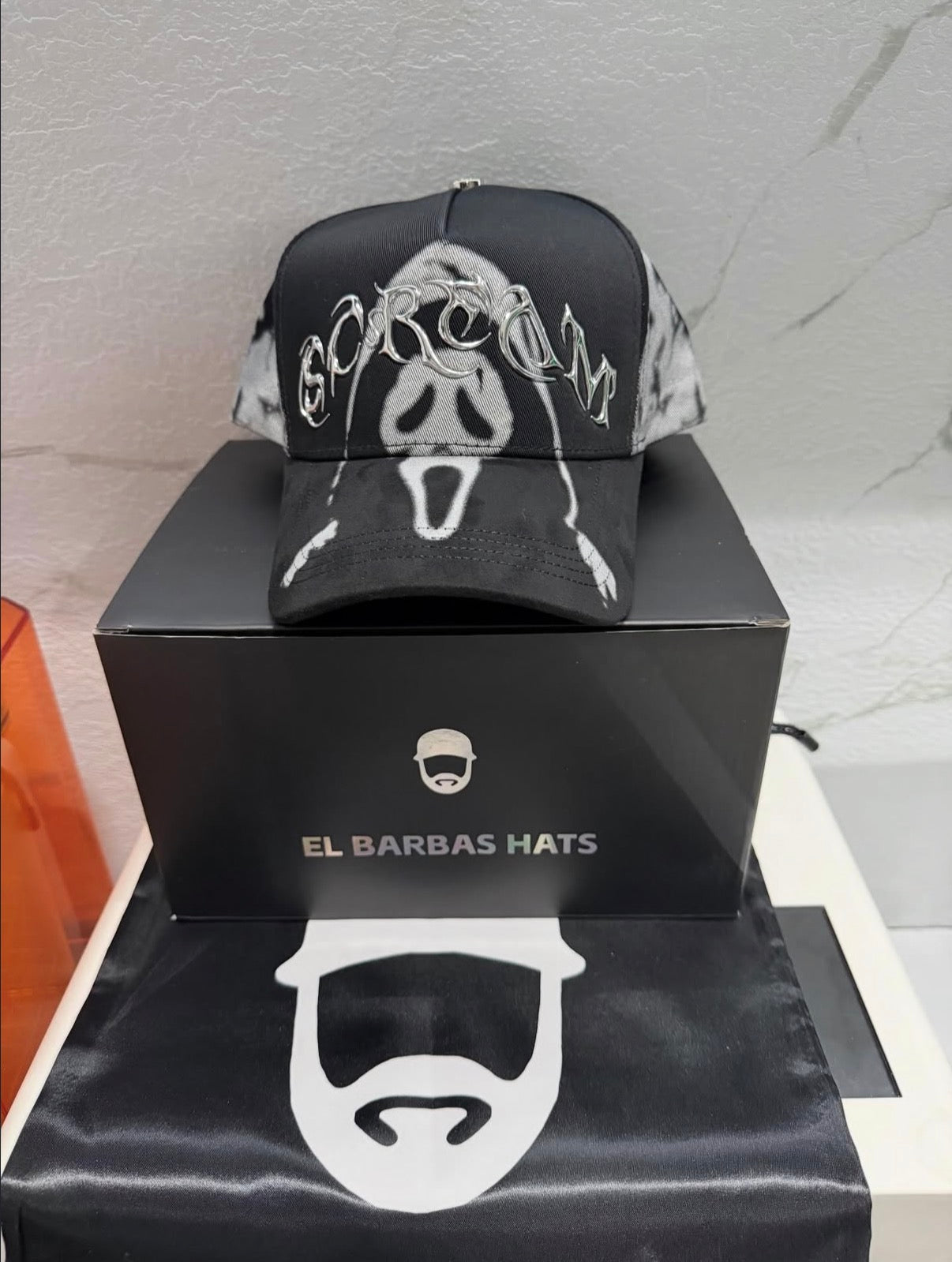 Barbas hats "scream"
Full set
